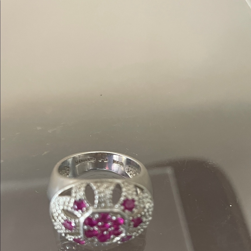 Elegant Silver and Pink Gemstone Ring - Picture 2 of 5